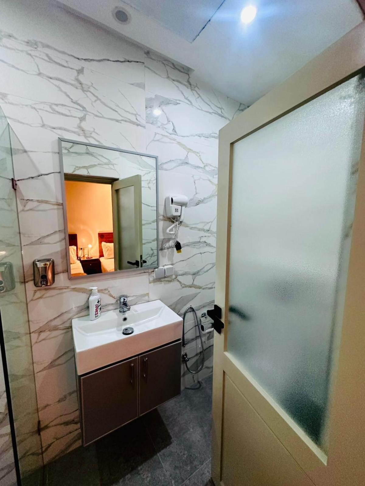 Twin Room Private Bathroom,1742902537:JPEG